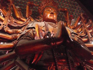 p4100347 Verdens høyeste trestatue av en buddha-gudinne er 22 meter høy