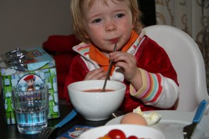 Som trøst får Nori spise tomatsuppe med sugerør...