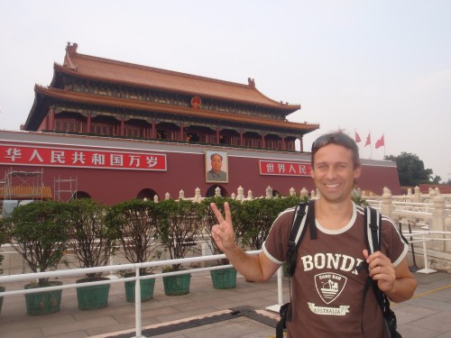 Her i kjent kinesisk positur foran Den Forbudte By og Mao