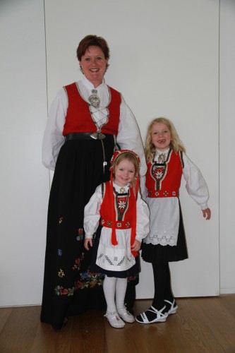 Før vi drar til feiiring i hagen til ambasadøren.